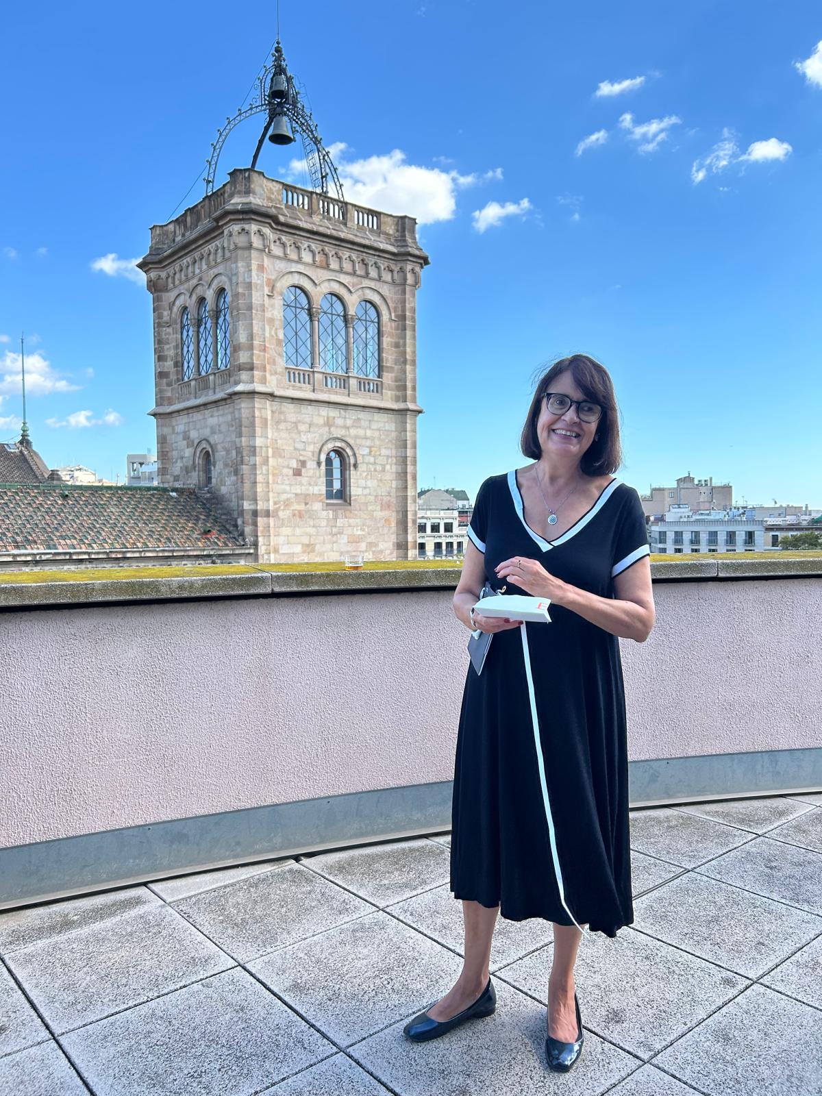 Lourdes Romera amb la torre del rellotge de fons